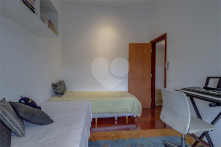 Casa à venda com 4 quartos, sendo 2 suítes, no condomínio Vila Antonieta, São Paulo - SP