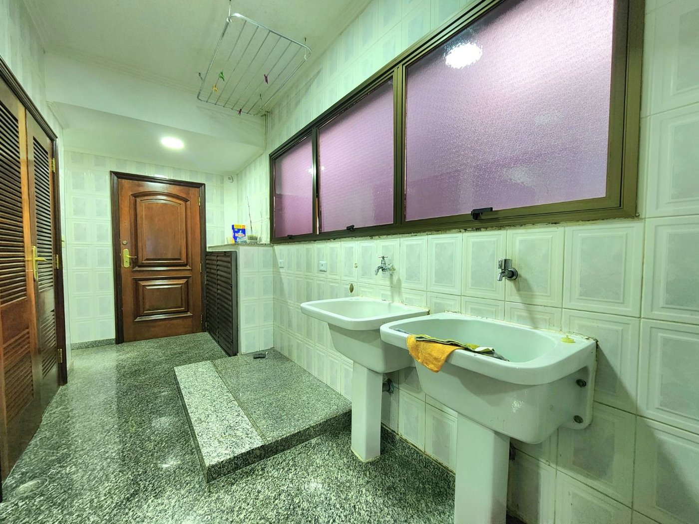 Apartamento Alto Padrão Frente Mar com 4 Dormitórios, 3 Suítes e 3 Vagas na Orla de Santos