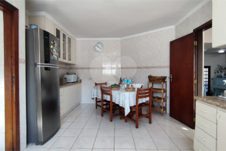 Sobrado à venda com 4 quartos, sendo 2 suítes, em Interlagos, São Paulo, SP