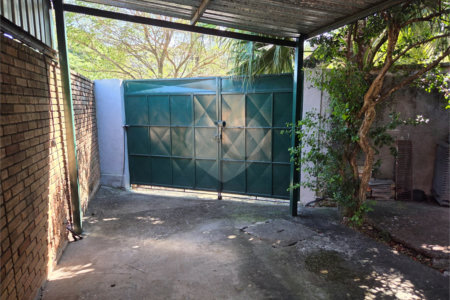 Casa à venda com 4 quartos, sendo 2 suítes, em Cidade São Francisco, São Paulo, SP