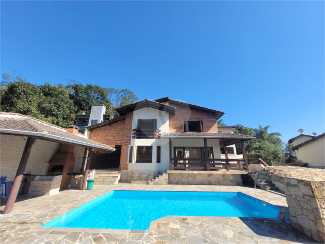 Casa à venda com 5 quartos, sendo 3 suítes,  no condomínio Alpes da Cantareira, Mairiporã - SP