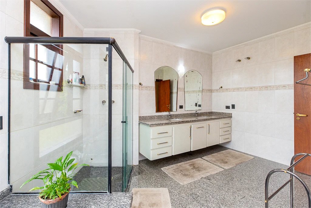 Casa à venda com 5 quartos, sendo 3 suítes, no condomínio Residencial Morumbi, São Paulo - SP