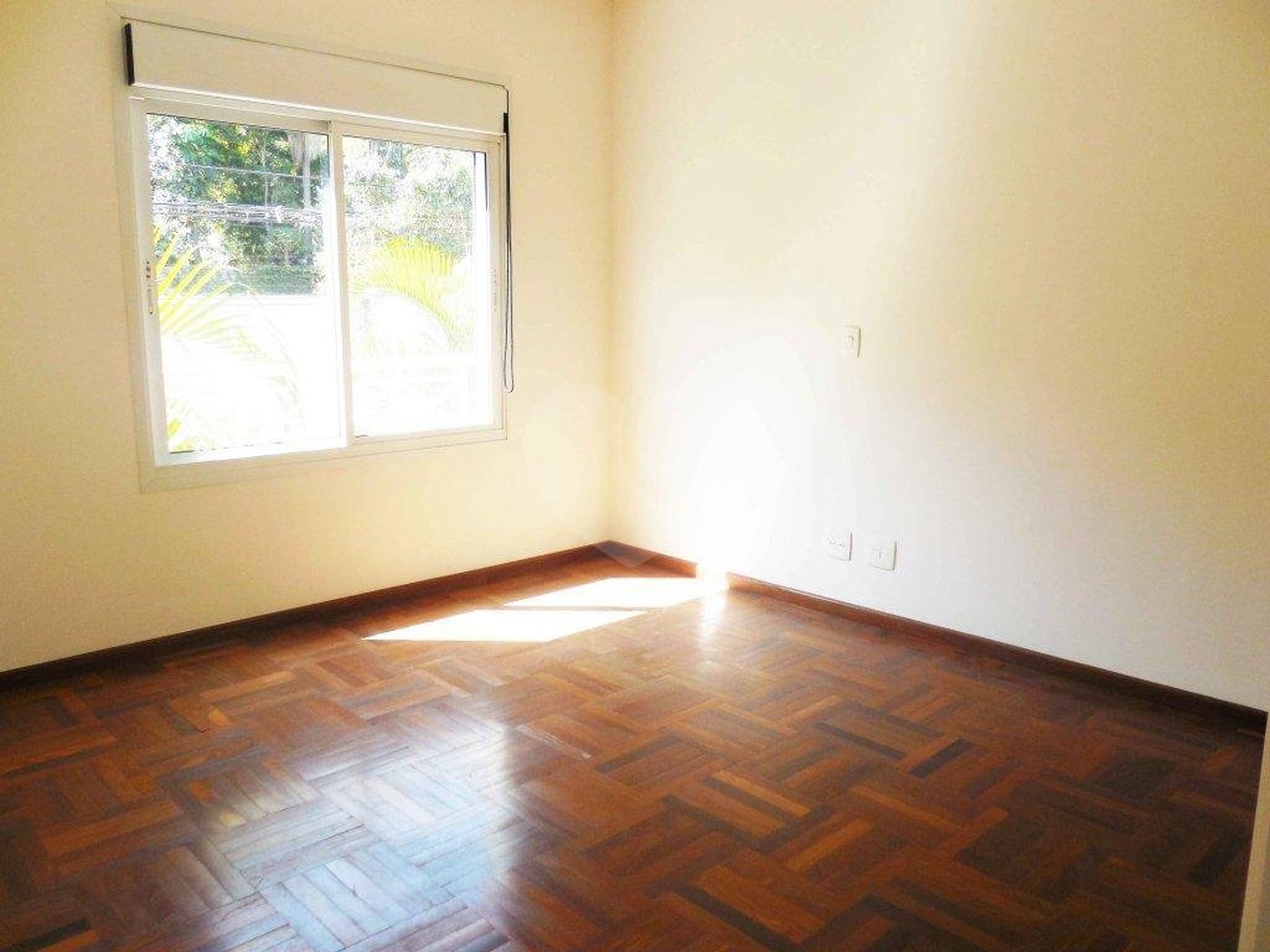 Casa à venda com 4 quartos, sendo 2 suítes, no condomínio Bristol Village, São Paulo - SP