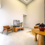 Casa Térrea – Condomínio Maria Cândida - 300 m² de terreno - 212 m² de área construída - 4 vagas de garagem, sendo 2 cobertas - Sala de jantar e estar integradas, com pé-direito duplo e cortina - 3 suítes com ar-condicionado, sendo 1 master com closet – planejado – Roupeiro – Escritório - Cozinha