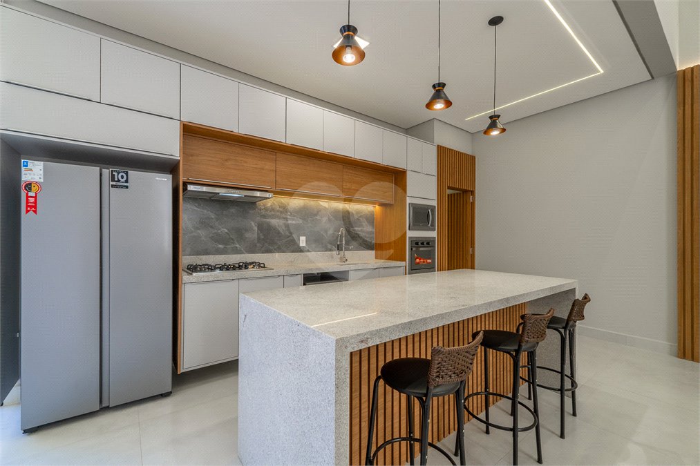 Indaiatuba - SP - Condominio Dona Lucilla - Valor R$2.295.000,00 - 3 suítes + escritório + lavabo - Terreno: 300m2 - Construção: 188m2 - Diferenciais - Móveis planejados no escritório, sala de TV, lavabo, cozinha, área gourmet, lavanderia, banheiros e closet - Ar condicionado em todos os ambie