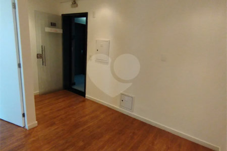 Sala comercial na Oscar Freire à venda Sala coml à venda na Oscar Freire OPORTUNIDADE Sala coml esquina. Rebouças
