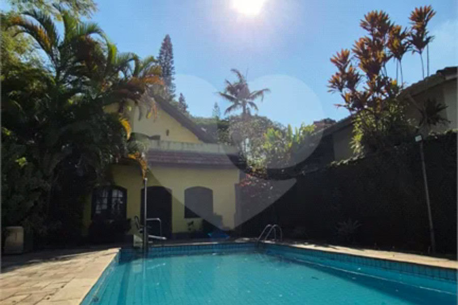 Casa com Piscina, Sauna e Edícula em Rua Arborizada no Tremembé