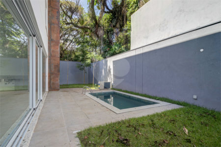 Casa à venda ou para alugar com 3 suítes no condomínio Jardim Flora, São Paulo - SP