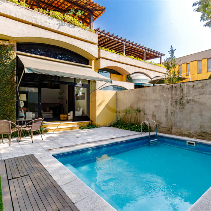 Casa à venda com 4 quartos, sendo 2 suítes, em Jardim Everest, São Paulo, SP