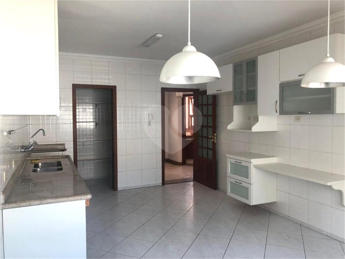 Casa à venda com 4 suítes no condomínio Vila das Emboabas, São Paulo - SP