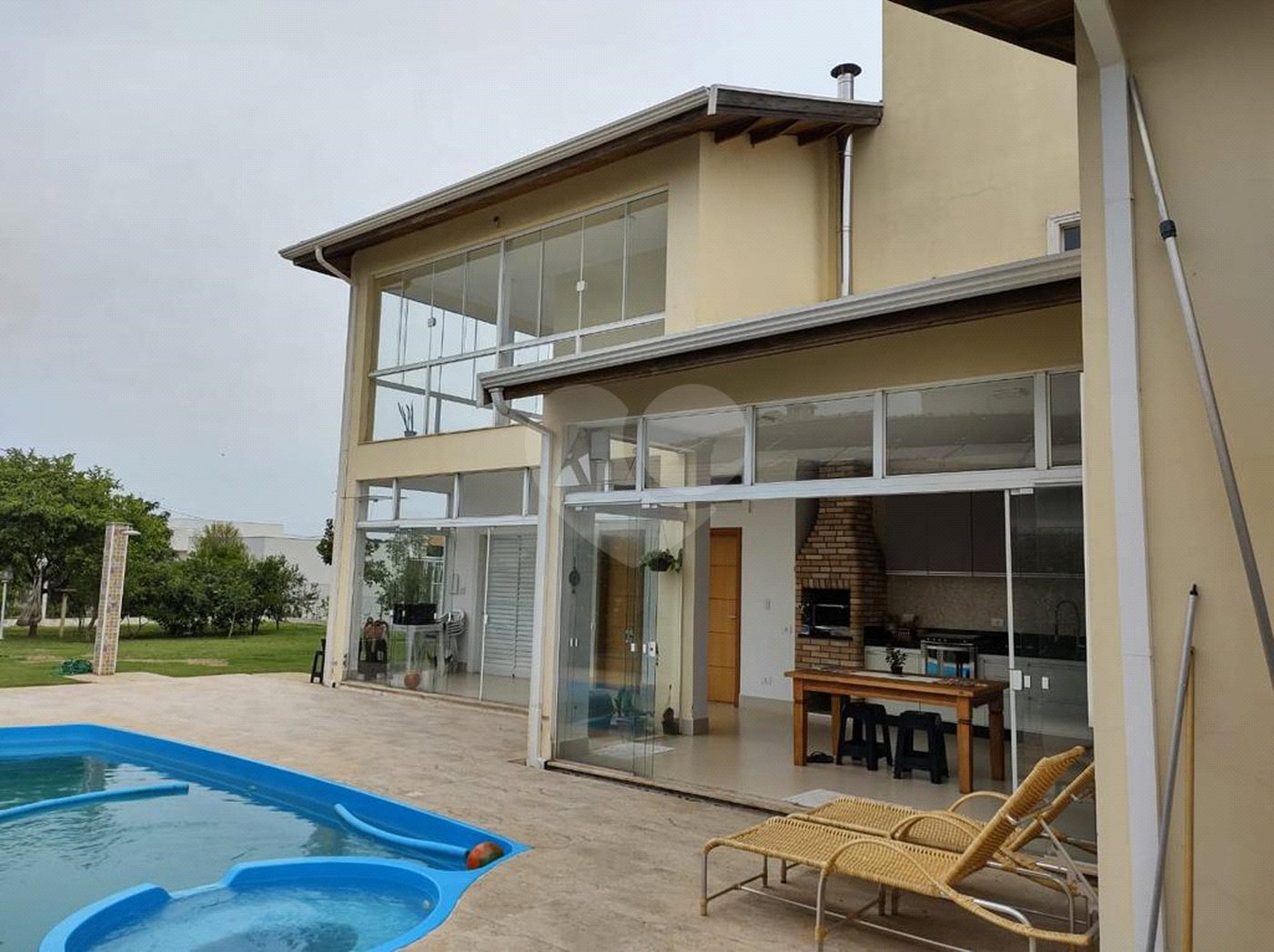 Casa à venda com 4 quartos, sendo 2 suítes, no condomínio Primavera, Salto - SP