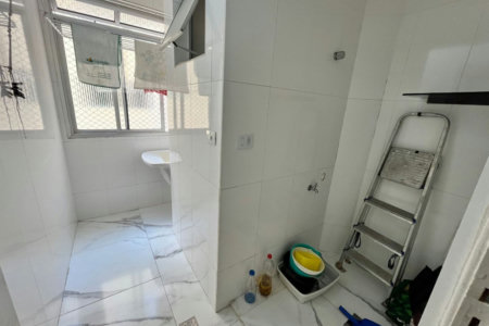Apartamento 2 dormitórios com vaga de garagem lado praia na Enseada Guarujá