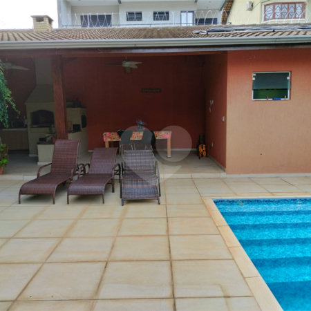 Sobrado à venda com 4 quartos, sendo 2 suítes, em Vila Petrópolis, Atibaia, SP