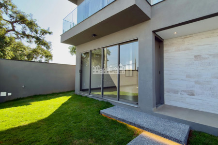 Casa à venda no bairro Loanda em Atibaia com 3 suítes e terraço solarium