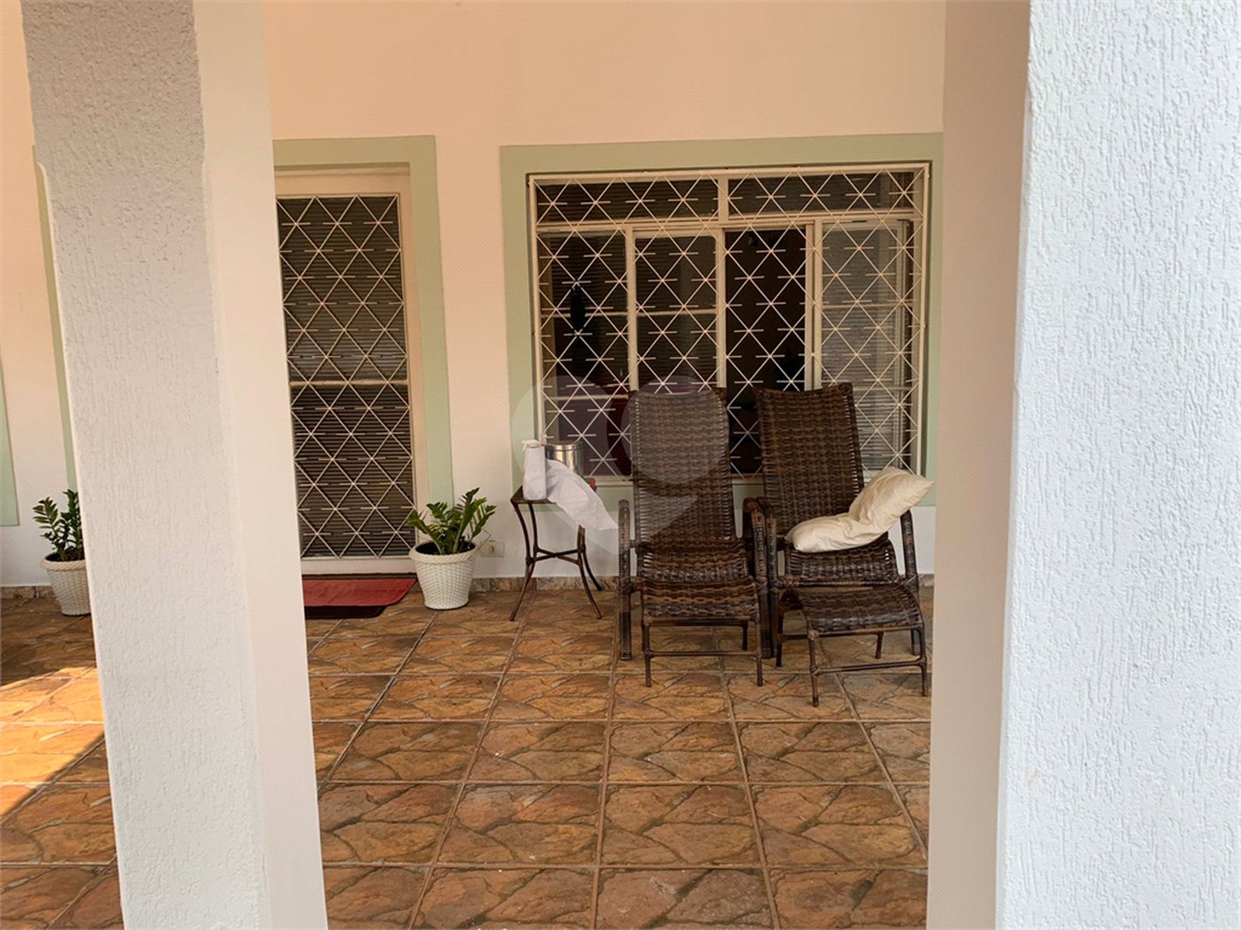 Casa térrea com 3 suítes.