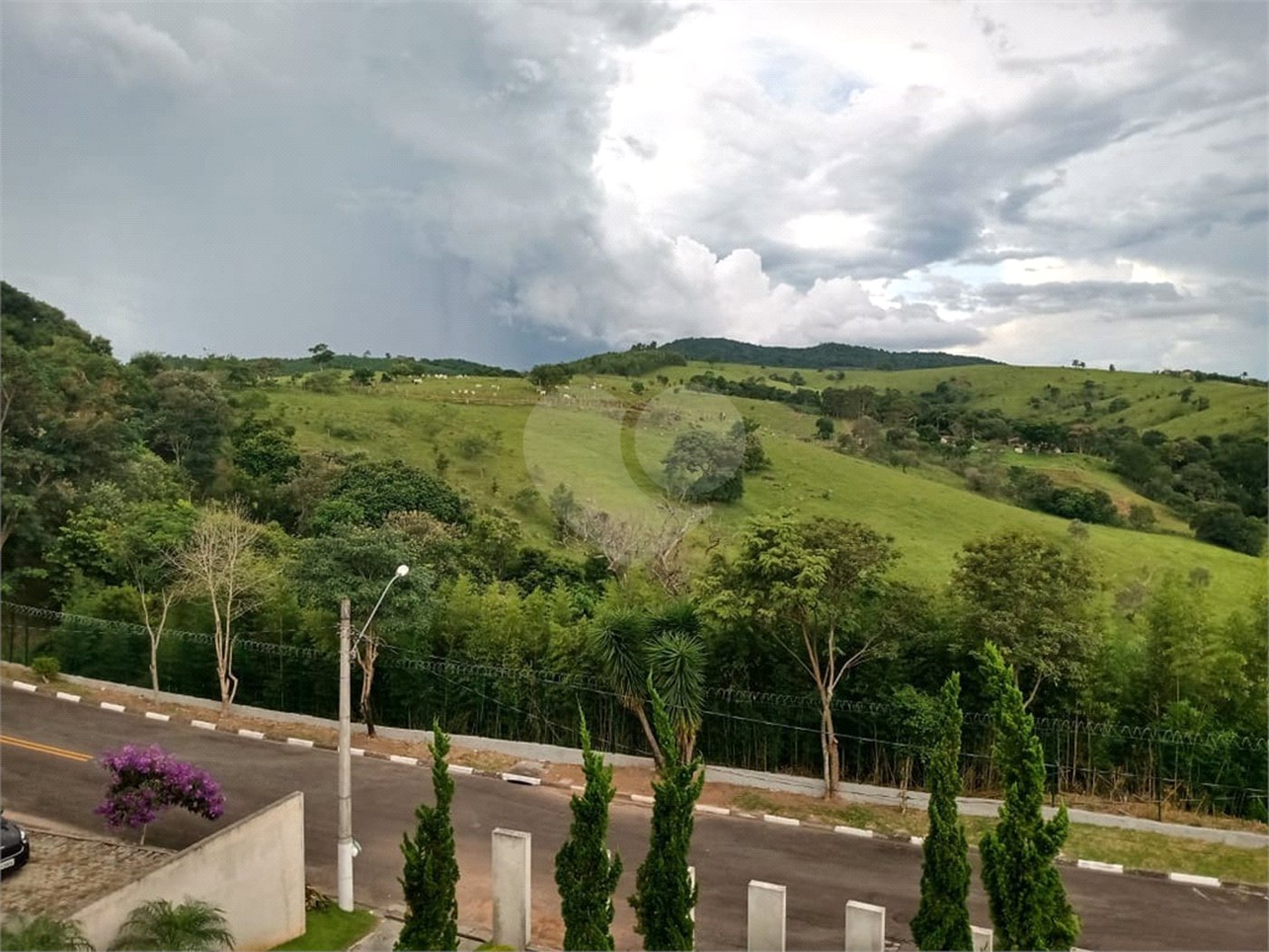Casa à venda com 3 quartos, sendo 2 suítes,  no condomínio Vale do Sol, Bom Jesus dos Perdões - SP