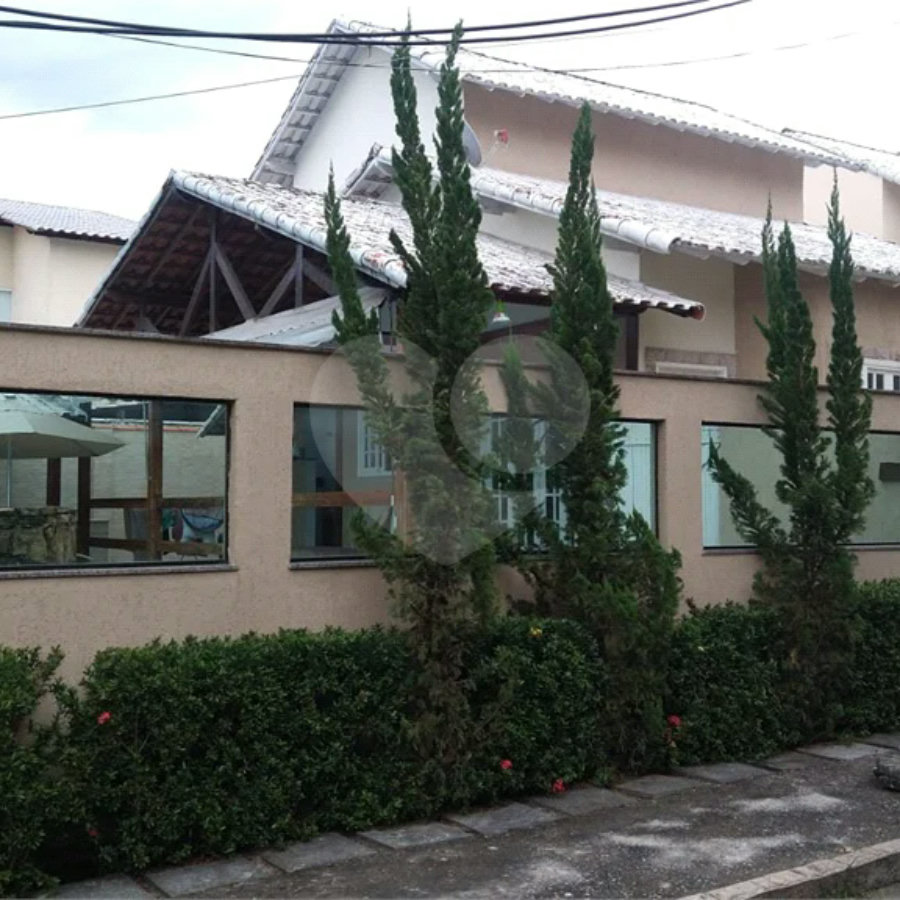 Casa à venda com 3 quartos, sendo 2 suítes, no condomínio Recanto das Palmeiras, Rio de Janeiro - RJ