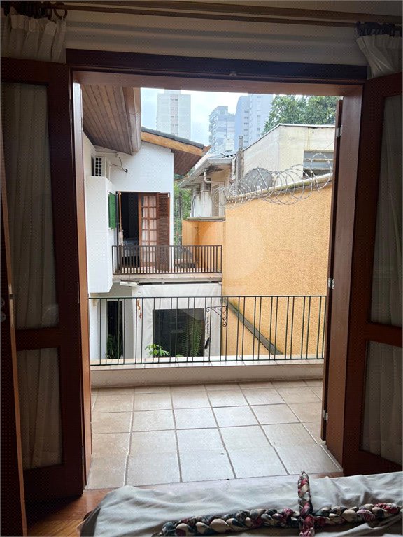 Casa à venda com 3 quartos, sendo 1 suíte, em Vila Mariana, São Paulo, SP