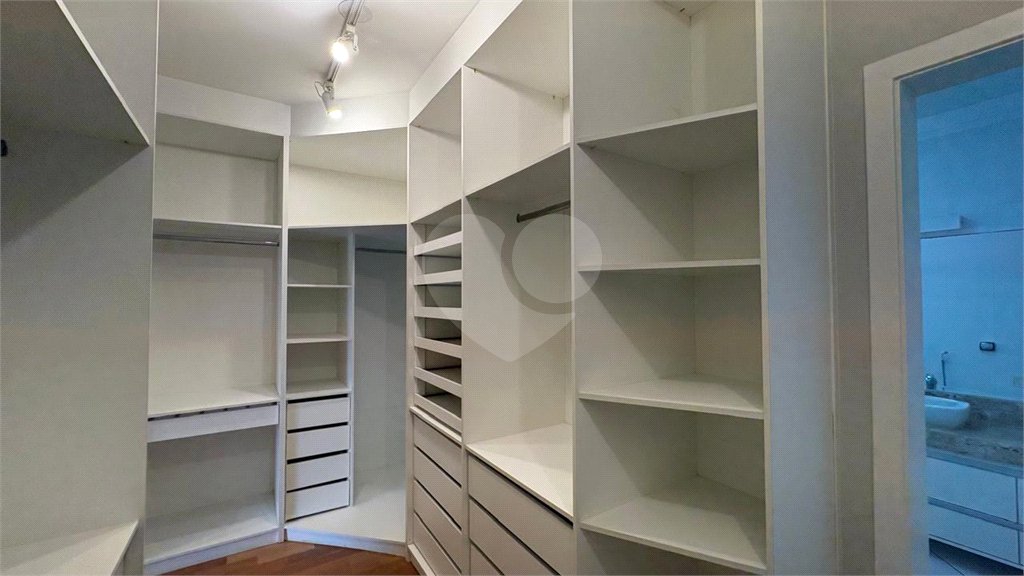 Casa à venda com 4 quartos, sendo 3 suítes, no condomínio Mont Blanc, Sorocaba - SP