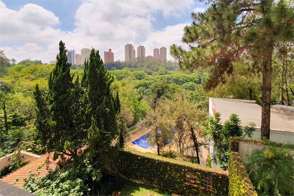 Casa à venda com 4 quartos, sendo 3 suítes,  no condomínio Vila das Flores, São Paulo - SP