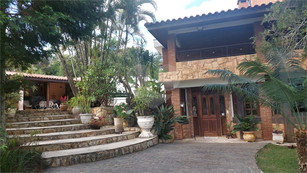 Casa à venda ou para alugar com 5 quartos, sendo 1 suíte, em Cumbari, Mairiporã, SP