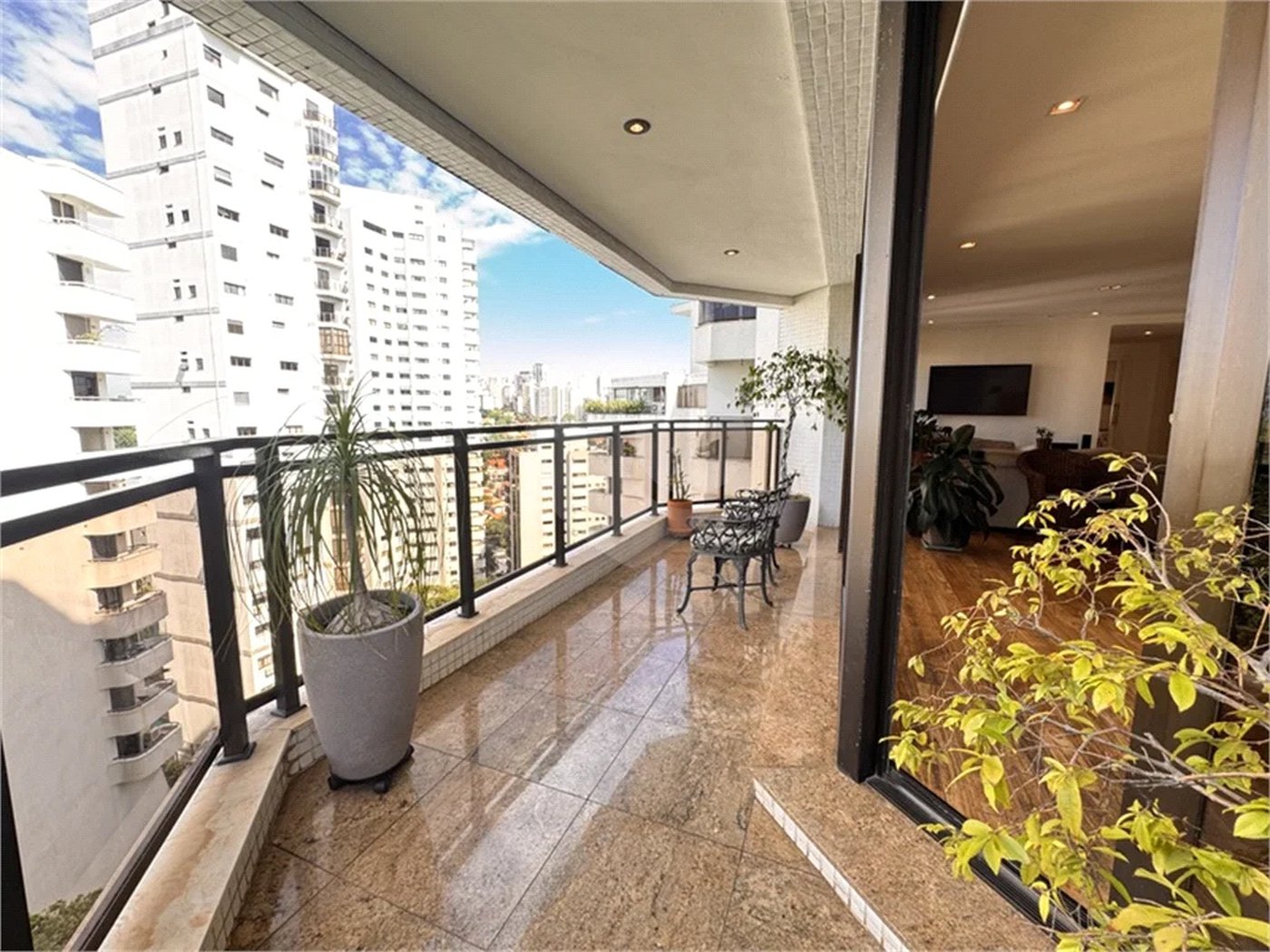 Higienópolis: Apartamento de 350 m2, 4 suítes, 5 vagas.