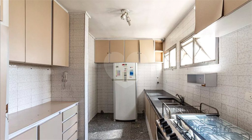 Este elegante apartamento em Higienópolis oferece 224m² de área muito bem distribuída, perfeito para quem valoriza conforto