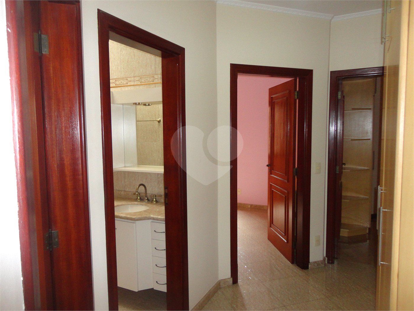 Casa à venda com 3 quartos, sendo 1 suíte, em Santa Marina, Valinhos, SP