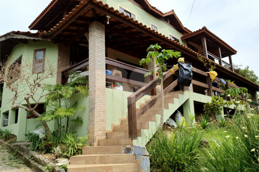 Casa à venda com 3 quartos, sendo 2 suítes, no condomínio Residencial Jardim Lago da Cantareira, Mairiporã - SP