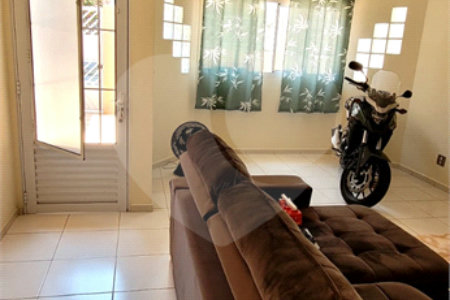 Casa à venda com 3 quartos, sendo 1 suíte,  no Centro, Guararema, SP