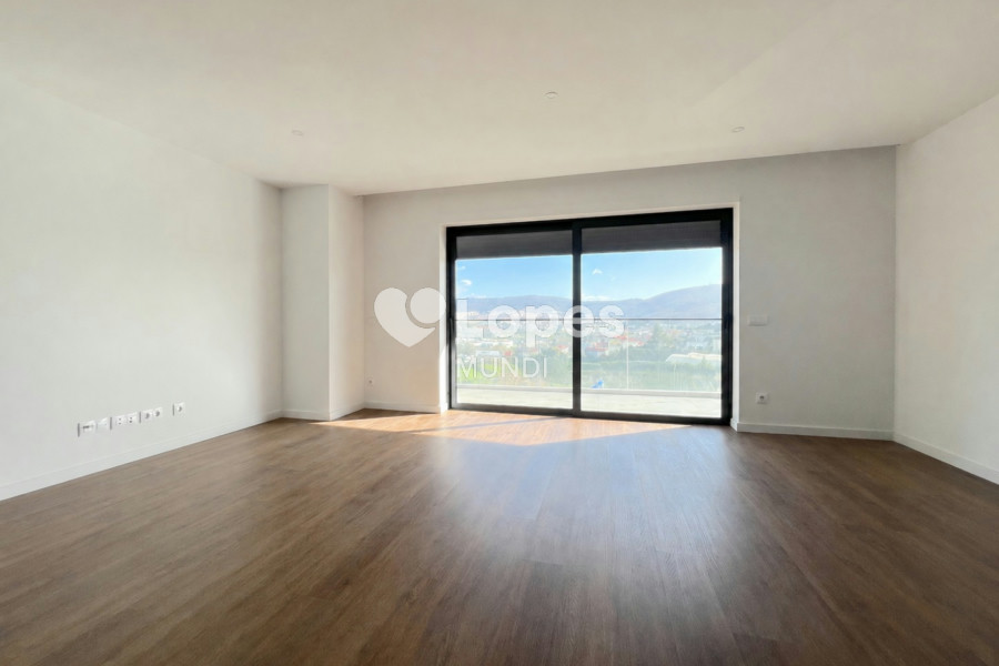 Apartamento T3 à venda em Águas Santas, Maia, Portugal – Varanda e garagem