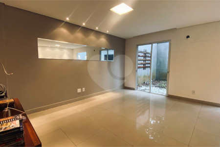 Casa à venda com 3 suítes no condomínio Vilas 2, São Paulo - SP