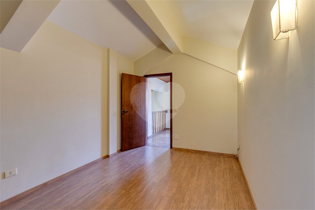 Casa à venda com 5 quartos, sendo 3 suítes, no condomínio Granja do Morumbi, São Paulo - SP