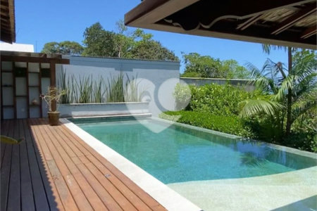 Casa à venda com 1 quarto, sendo 3 suítes, no Centro, Porto Seguro, BA
