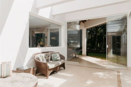 Casa à venda com 5 quartos, sendo 4 suítes, no condomínio Figueira Garden, Atibaia - SP