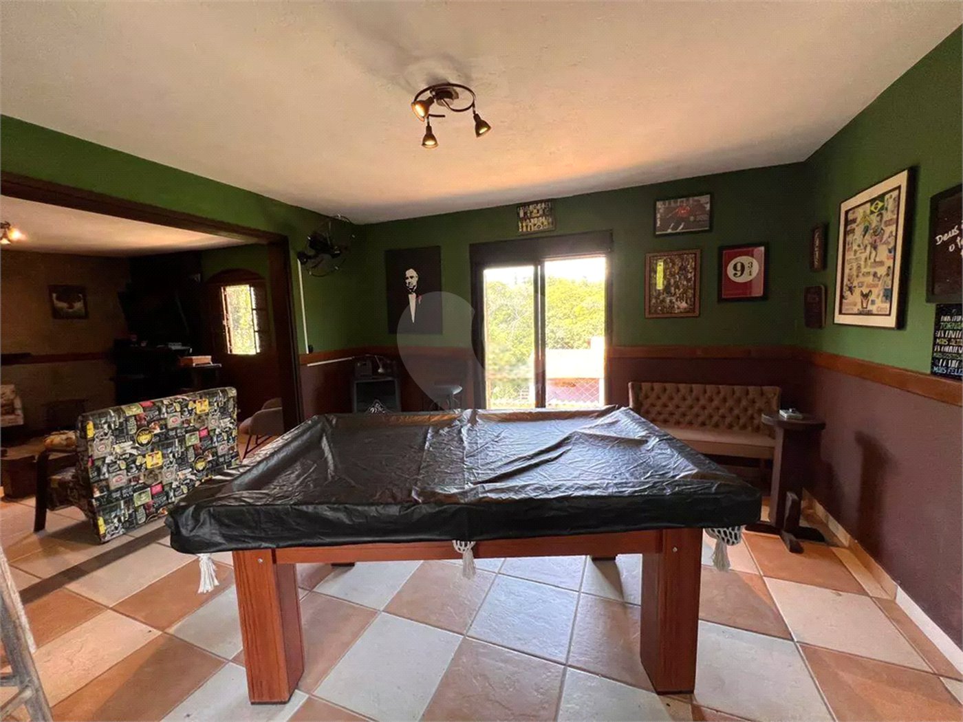 Chácara com excelente infraestrutura, contendo casa com 8 dormitórios, 900 m² de área construída, área total de 3000m², piscina adulto e infantil, churrasqueira, quadra gramada de futebol - Rio Acima - Atibaia/SP 900 m² Área construída 3.000 m² Área do terreno