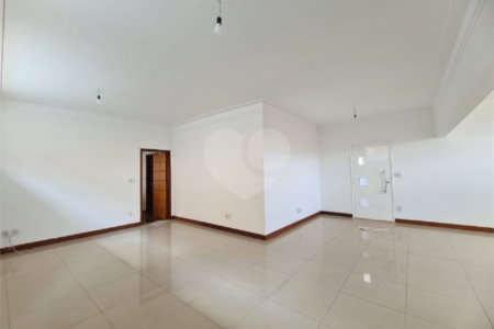 Casa à venda com 3 dormitórios, sendo 1 suite e ampla área de lazer no Jardim Brasil