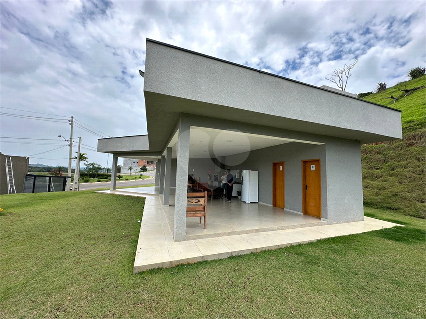 Terreno em condomínio fechado com 1.086 metros, pronto para construir, ampla área de lazer, aceita financiamento