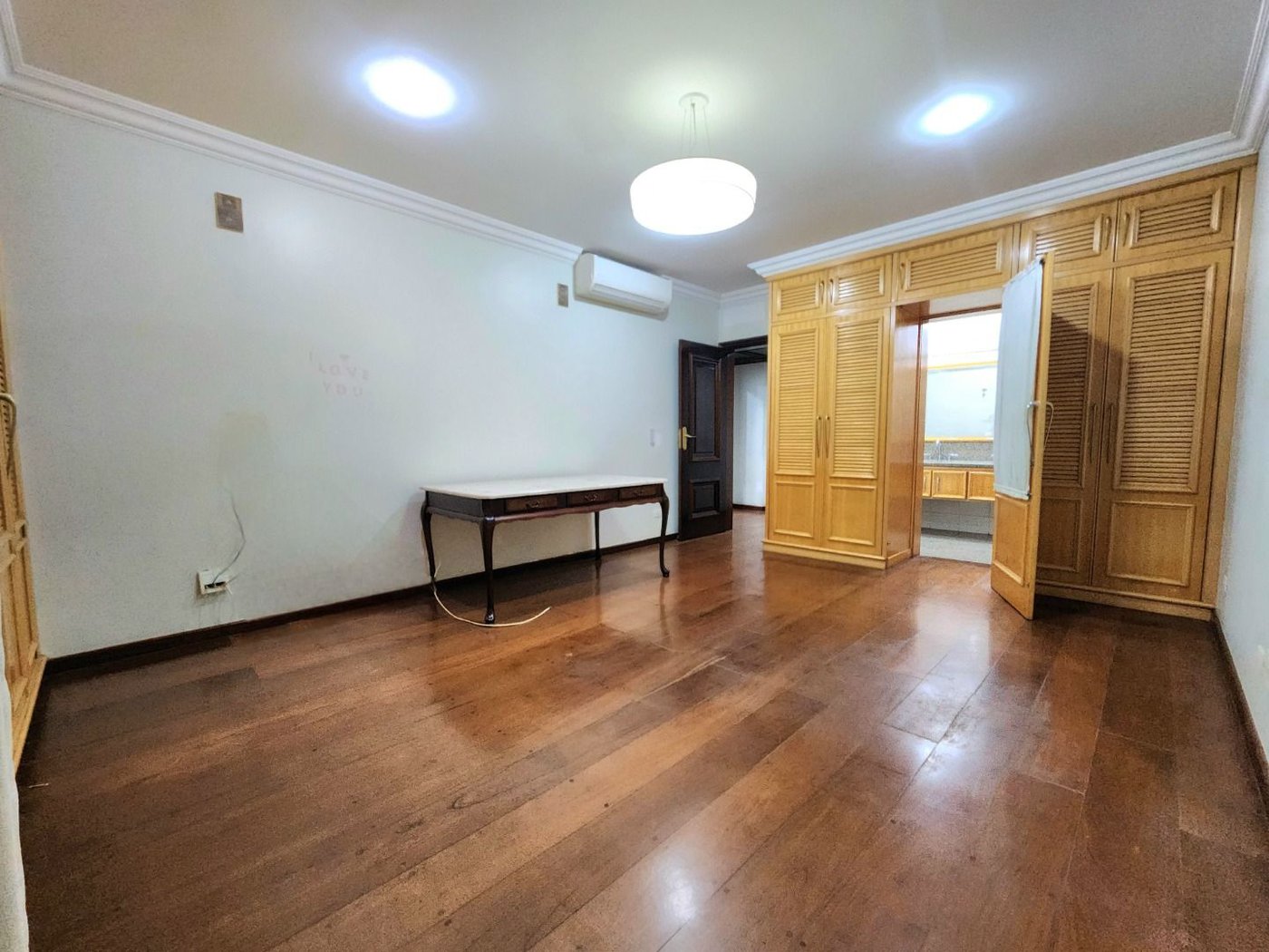Apartamento Alto Padrão Frente Mar com 4 Dormitórios, 3 Suítes e 3 Vagas na Orla de Santos