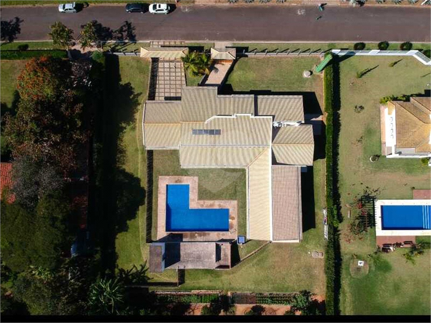 Casa à venda com 5 quartos, sendo 3 suítes, no condomínio Residencial Vale das Laranjeiras, Indaiatuba - SP