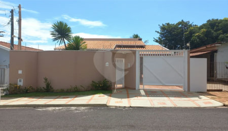 Casa à venda com 4 quartos, sendo 2 suítes,  em Jardim Adalgisa, Araraquara, SP