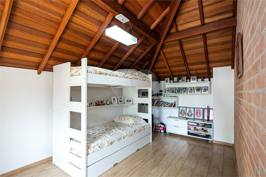 Casa à venda com 5 quartos, sendo 4 suítes, no condomínio Villa de Monterey, São Paulo - SP