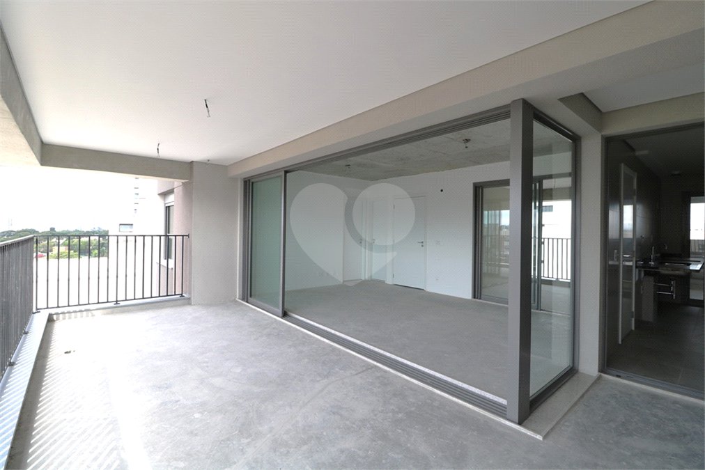 Apartamento à venda com 3 suítes em Moema, São Paulo, SP