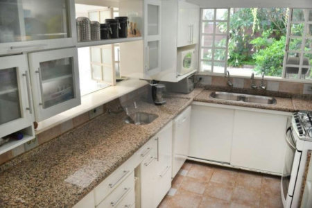Casa à venda com 4 quartos, sendo 3 suítes, em Jardim Leonor, São Paulo, SP