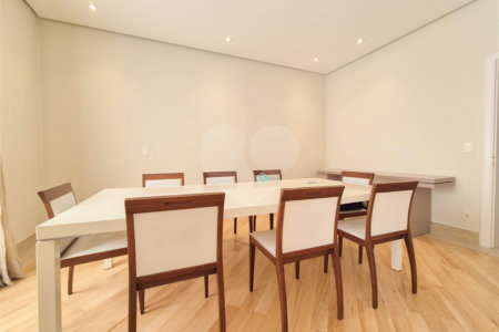 Apartamento à venda ou para alugar com 4 quartos, sendo 3 suítes, em Moema, São Paulo, SP