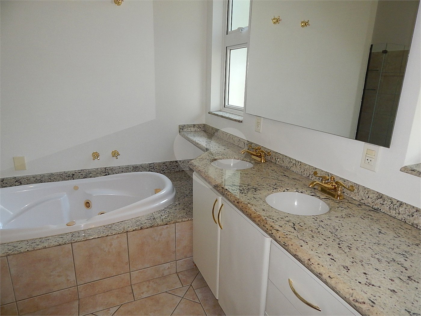 Casa à venda com 3 quartos, sendo 1 suíte, no condomínio Alpes de Vinhedo, Vinhedo - SP