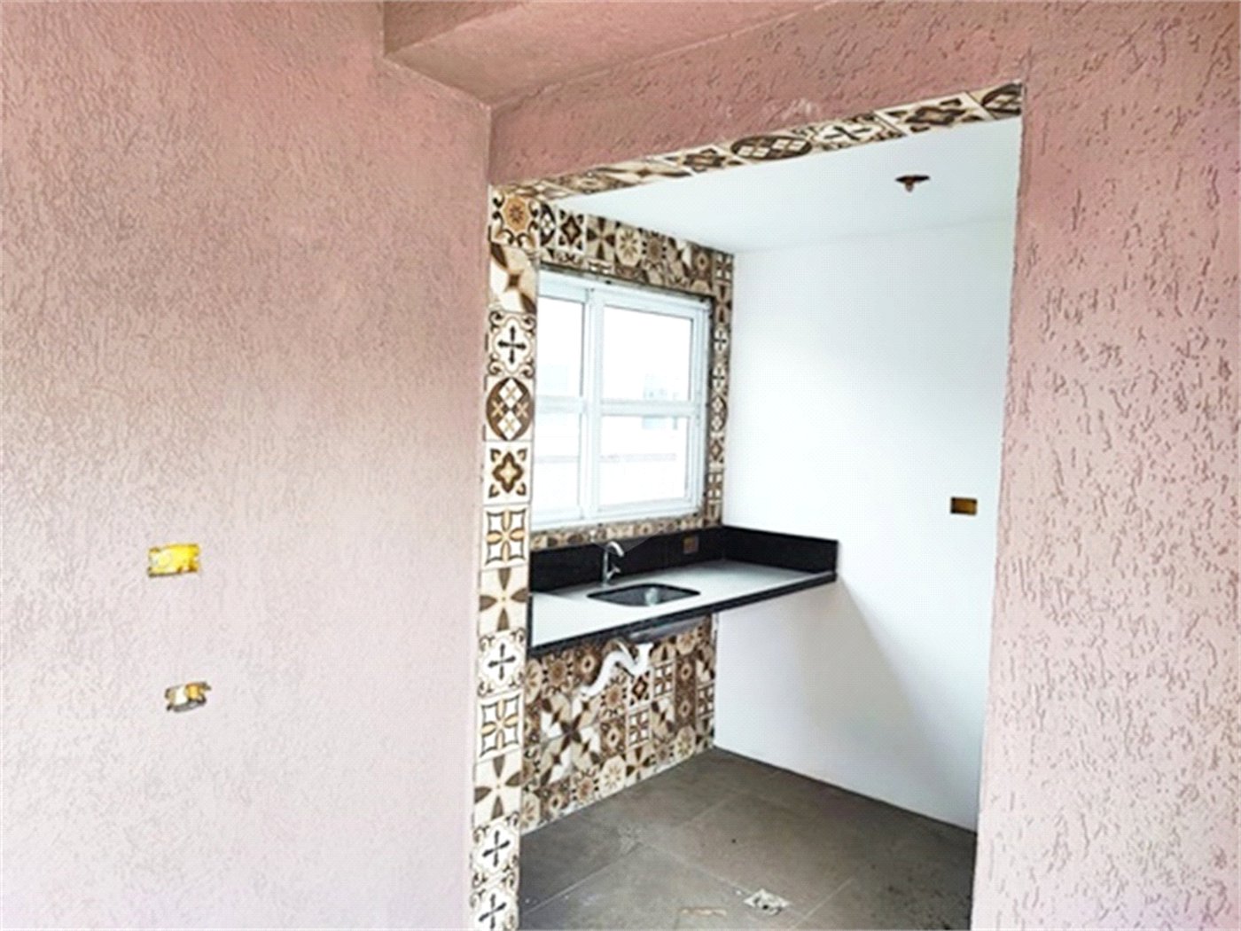 Casa à venda com 3 quartos, sendo 1 suíte,  no condomínio Ouro Verde, Guarulhos - SP