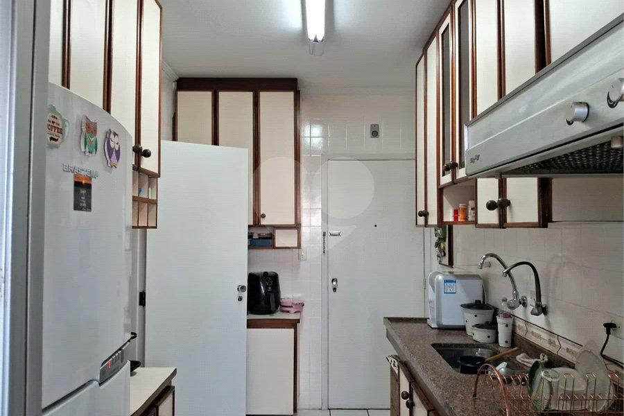 Prédio com portaria 24 horas, e lazer. Apartamento com 3 dormitórios, uma suíte, 2 vagas de garagem