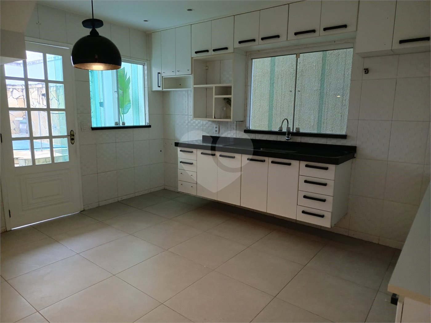 Casa à venda com 3 quartos, sendo 1 suíte, no condomínio Paraíso Classe A, Rio de Janeiro - RJ