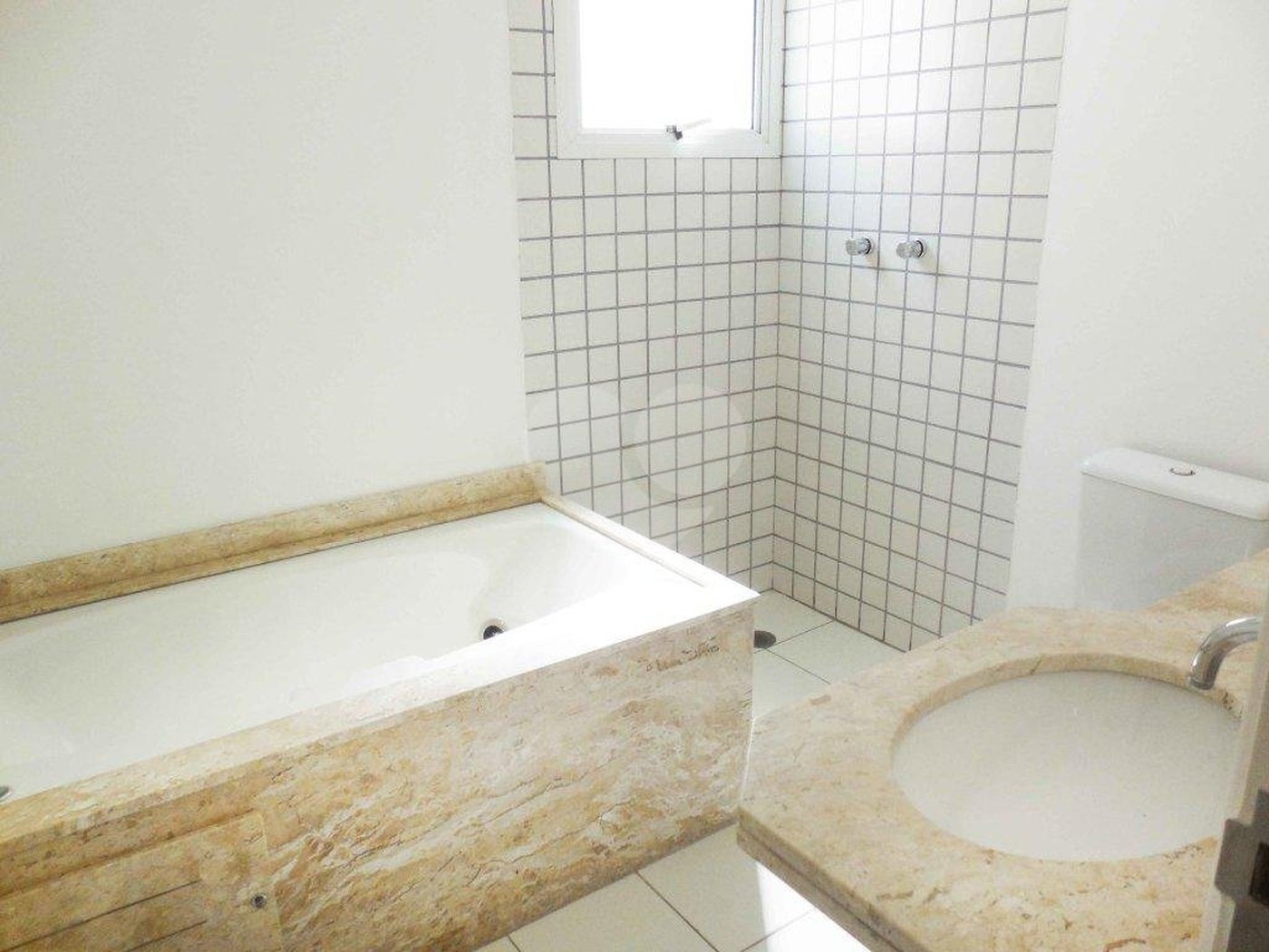 Casa à venda com 4 quartos, sendo 2 suítes, no condomínio Bristol Village, São Paulo - SP